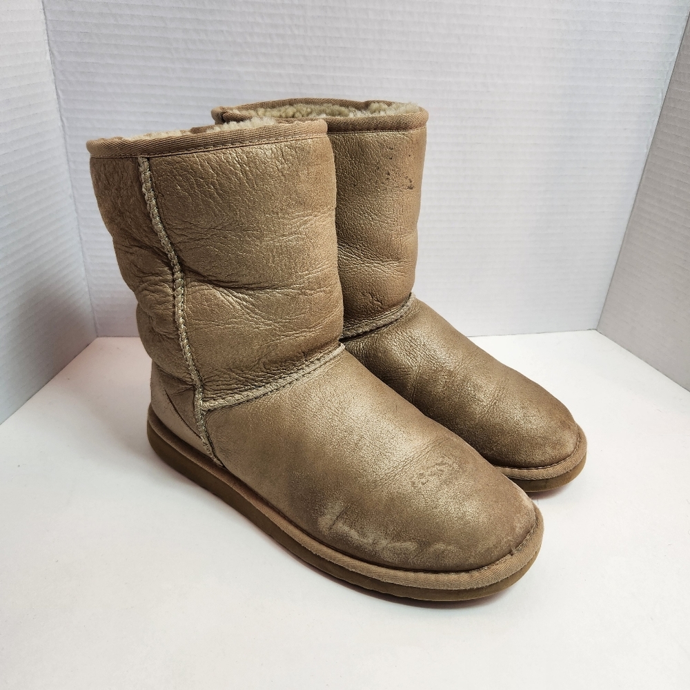 UGG Womens Classic Short 5842 Golden Tan Brown Sheep Skin Lining Boot  Size 8